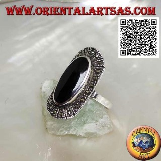 Anello in argento con onice ovale allungata rialzata contornata da marcassite