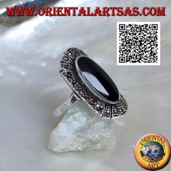 Anillo de plata con ónix ovalado alargado en relieve rodeado de marcasita