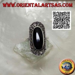 Bague en argent avec onyx ovale allongé en relief entouré de marcassite