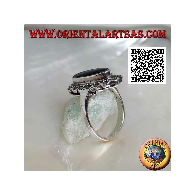 Anillo de plata con ónix ovalado alargado con marco de nube de marcasita