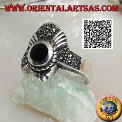 Bague couronne en argent parsemée de marcassite avec onyx rond et décor en forme de V