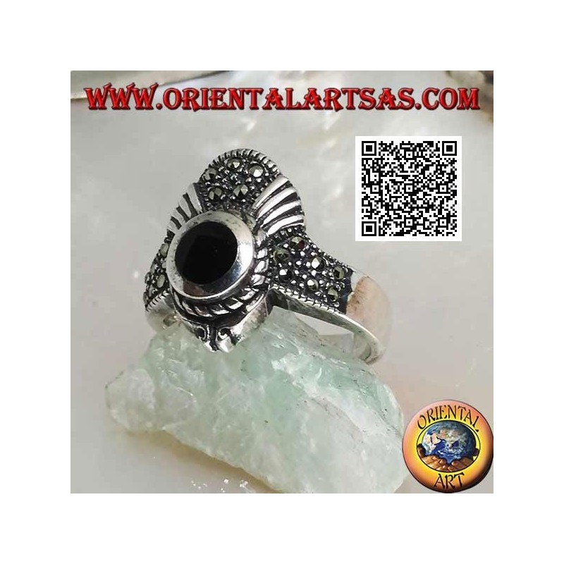 Anillo corona de plata tachonado de marcasita con ónix redondo y decoración en forma de V