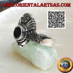 Anillo corona de plata tachonado de marcasita con ónix redondo y decoración en forma de V