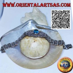 Silberne Gliederarmbänder mit großem zentralen facettierten ovalen blauen Topas, besetzt mit Markasit