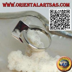 Bague en argent lisse avec prisme de base triangulaire