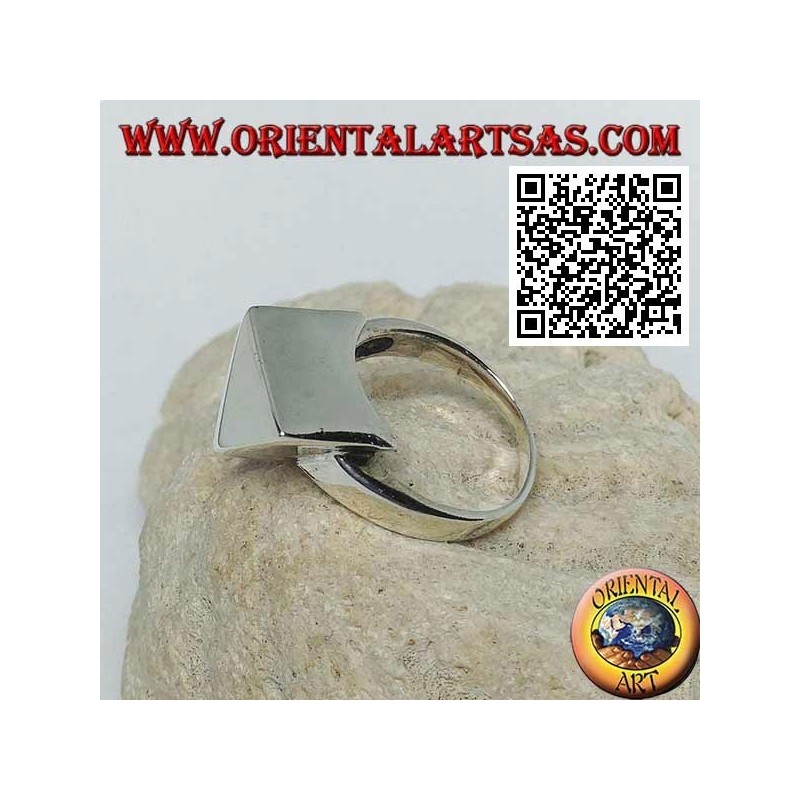 Anello in argento liscio con prisma a base triangolare