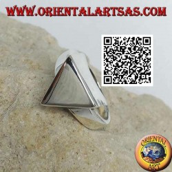 Anillo de plata lisa con prisma de base triangular