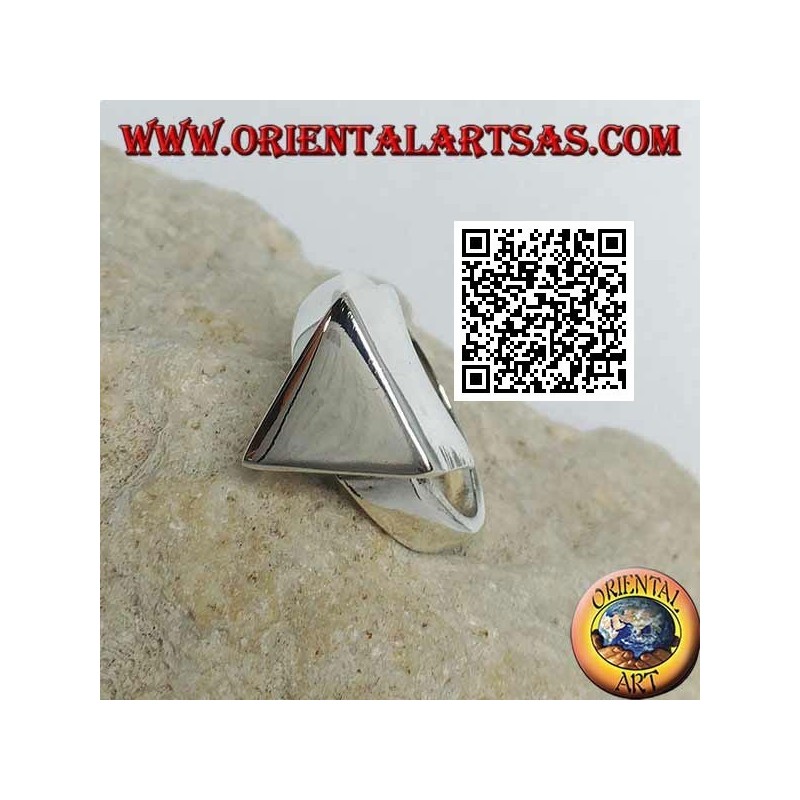 Bague en argent lisse avec prisme de base triangulaire