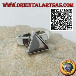 Anillo de plata lisa con prisma de base triangular