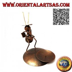 Portavelas de hierro forjado, hormiga campesina con una azada sobre los hombros