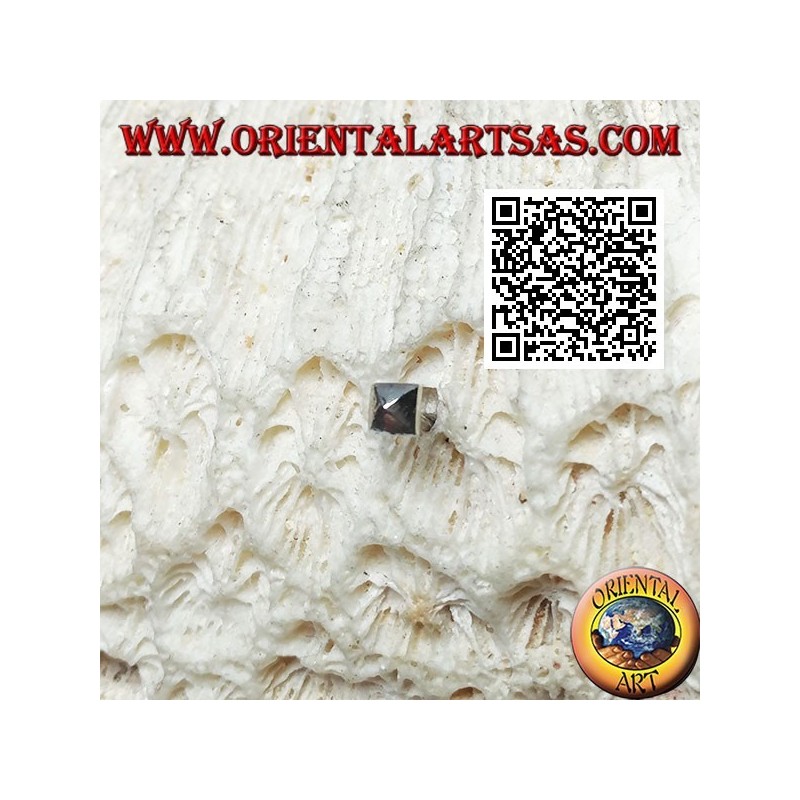 Mini orecchino / puntino da naso in argento, la piramide piccola