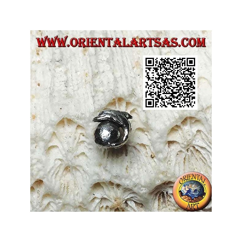 Mini orecchino in argento, il delfino sulla palla (b)