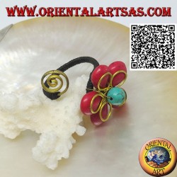 Adjustable flower ring in coral paste and turquoise center with flower and spiral in gold plated brass (macramé)