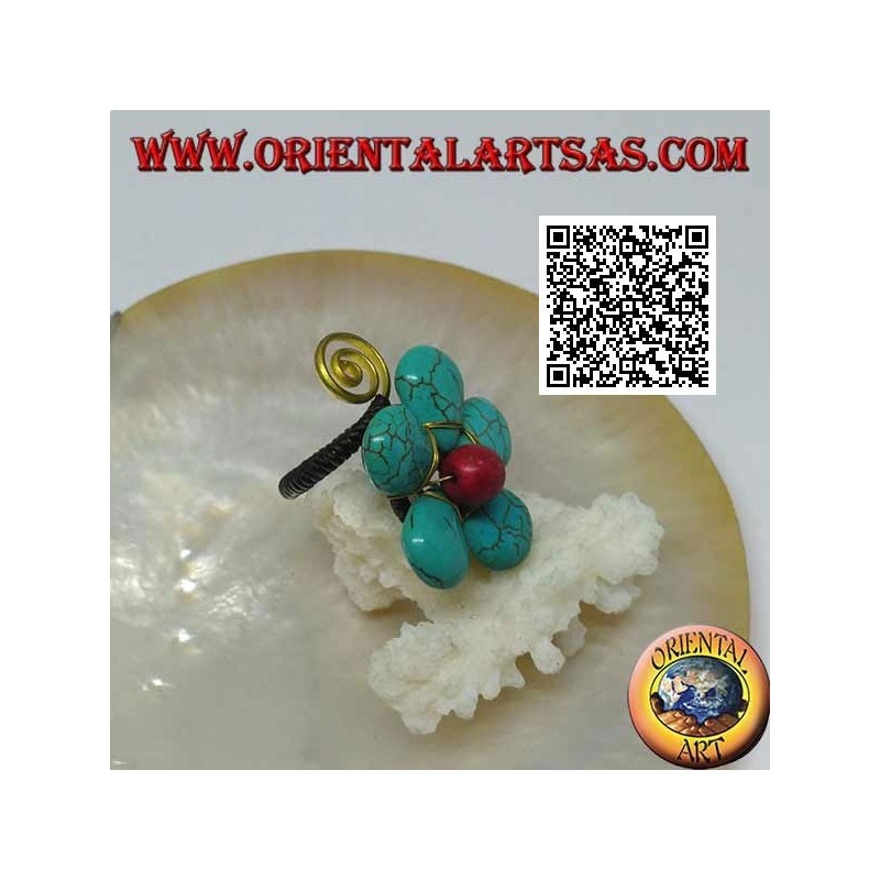 Anillo ajustable en forma de flor en pasta turquesa y centro coral con espiral de latón dorado (macramé)