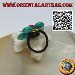 Verstellbarer blütenförmiger Ring aus türkisfarbener Paste und Korallenmitte mit Spirale aus vergoldetem Messing (Makramee)