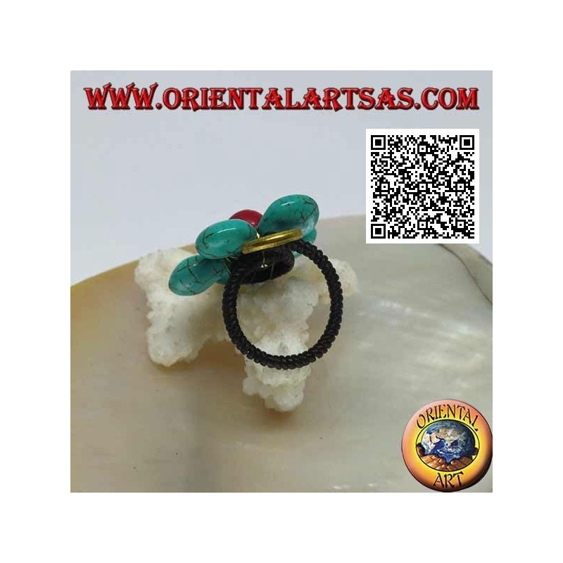 Anillo ajustable en forma de flor en pasta turquesa y centro coral con espiral de latón dorado (macramé)