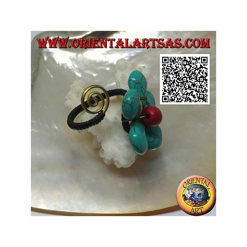 Verstellbarer blütenförmiger Ring aus türkisfarbener Paste und Korallenmitte mit Spirale aus vergoldetem Messing (Makramee)