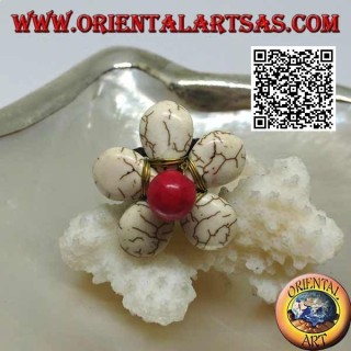 Anello regolabile a fiore in pasta di howlite e centro corallo in ottone dorato rivestito (macramè)