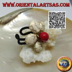 Adjustable flower ring in howlite paste and coral center in gold-plated brass (macramé)