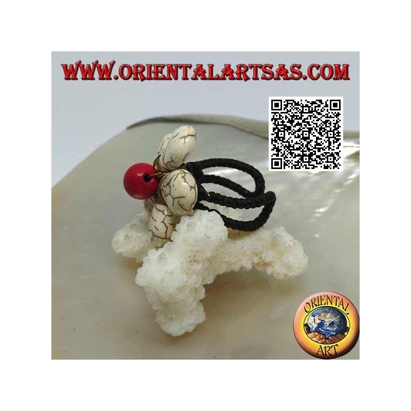 Anello regolabile a fiore in pasta di howlite e centro corallo in ottone dorato rivestito (macramè)