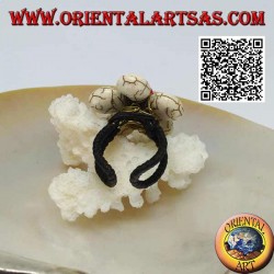 Anillo de flores ajustable en pasta de howlita y centro de coral en latón dorado (macramé)