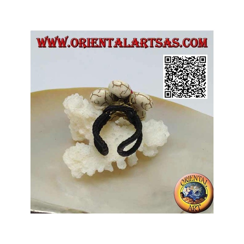 Anillo de flores ajustable en pasta de howlita y centro de coral en latón dorado (macramé)