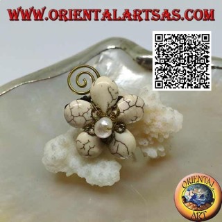 Anillo flor ajustable en pasta de howlita y centro de nácar con espiral de latón dorado (macramé)
