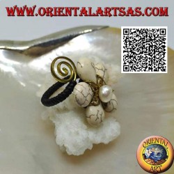 Verstellbarer Blumenring aus Howlitpaste und Perlmuttmitte mit Spirale aus vergoldetem Messing (Makramee)