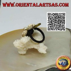 Bague fleur ajustable en pâte howlite et centre nacre avec spirale en laiton plaqué or (macramé)