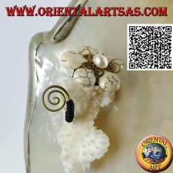 Bague fleur ajustable en pâte howlite et centre nacre avec spirale en laiton plaqué or (macramé)