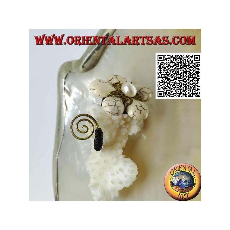 Adjustable flower ring in howlite paste and mother-of-pearl center with spiral in gold-plated brass (macramé)