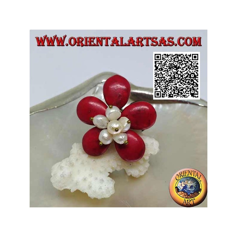 Anillo ajustable en forma de flor en pasta de coral y perlas de nácar en latón dorado (macramé)
