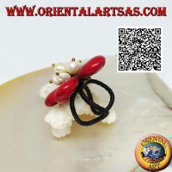 Bague ajustable en forme de fleur en pâte de corail et perles de nacre en laiton doré (macramé)