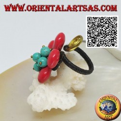 Verstellbarer Blumenring aus Korallenpaste, türkisfarbenen Perlen und Spirale aus vergoldetem Messing (Makramee)