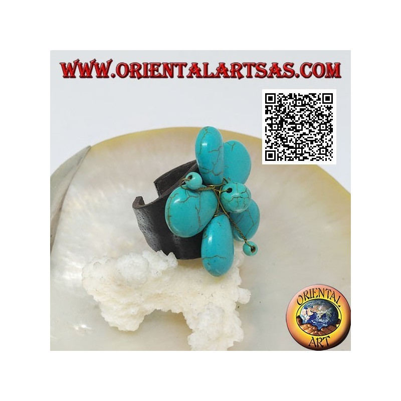 Anello regolabile in cuoio a fiore con pistilli in pasta di turchese e fili di ottone dorato 