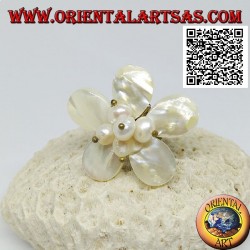 Adjustable flower ring with central mother-of-pearl beads in gold-plated brass (macrame)