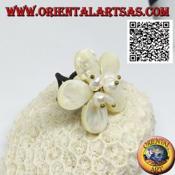 Bague fleur ajustable avec perles de nacre centrale en laiton plaqué or (macramé)