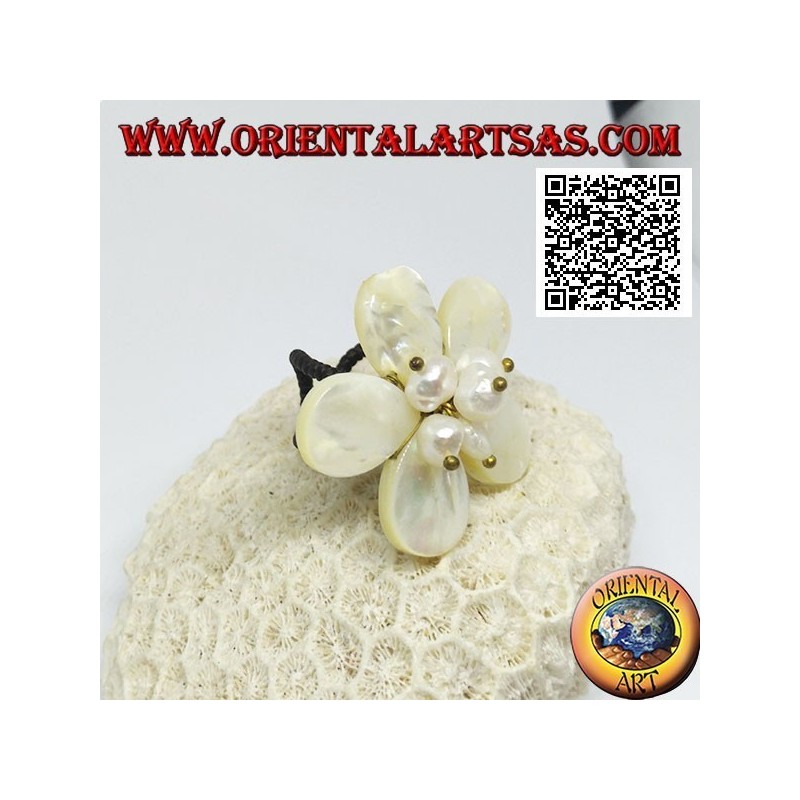 Anello regolabile a fiore con perline centrali di madreperla in ottone dorato rivestito (macramè)