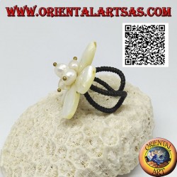 Bague fleur ajustable avec perles de nacre centrale en laiton plaqué or (macramé)