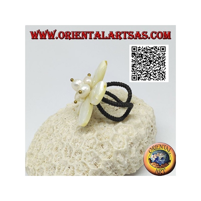 Anillo flor ajustable con perlas centrales de nácar en latón dorado (macramé)