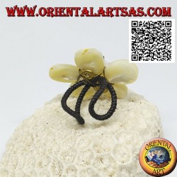 Adjustable flower ring with central mother-of-pearl beads in gold-plated brass (macrame)