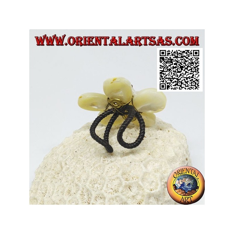 Adjustable flower ring with central mother-of-pearl beads in gold-plated brass (macrame)