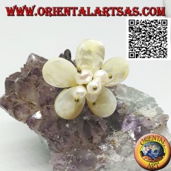 Adjustable flower ring with central mother-of-pearl beads in gold-plated brass (macrame)