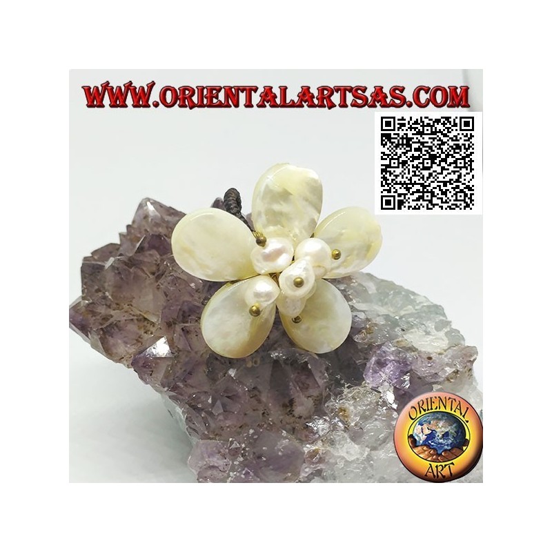 Bague fleur ajustable avec perles de nacre centrale en laiton plaqué or (macramé)