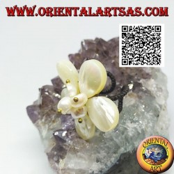 Adjustable flower ring with central mother-of-pearl beads in gold-plated brass (macrame)