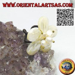 Bague fleur ajustable avec perles de nacre centrale en laiton plaqué or (macramé)