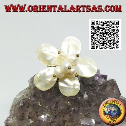 Anillo flor ajustable con perlas centrales de nácar en latón dorado (macramé)