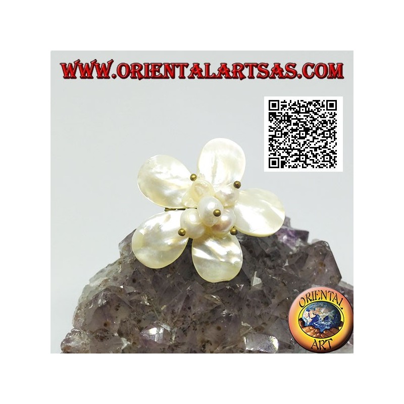 Adjustable flower ring with central mother-of-pearl beads in gold-plated brass (macrame)