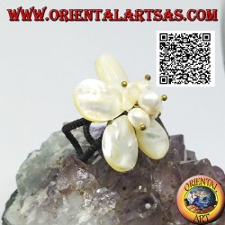 Adjustable flower ring with central mother-of-pearl beads in gold-plated brass (macrame)