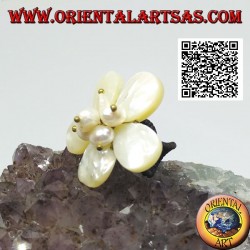 Adjustable flower ring with central mother-of-pearl beads in gold-plated brass (macrame)